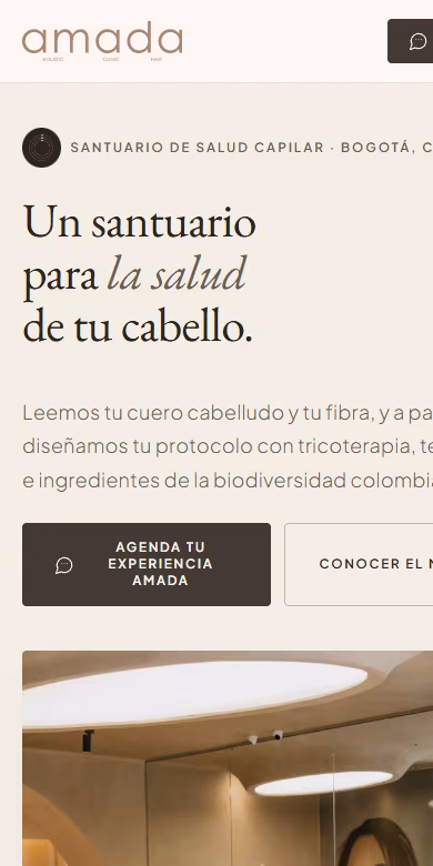 Página de inicio de amadaholistic.com en móvil con el titular y el botón «Agenda tu experiencia Amada»