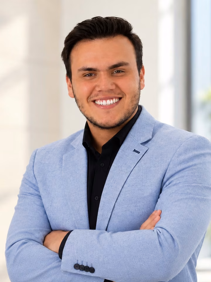 Sebastián Rincón, Medipro's marketing director, in a light-blue blazer with arms crossed in a bright office