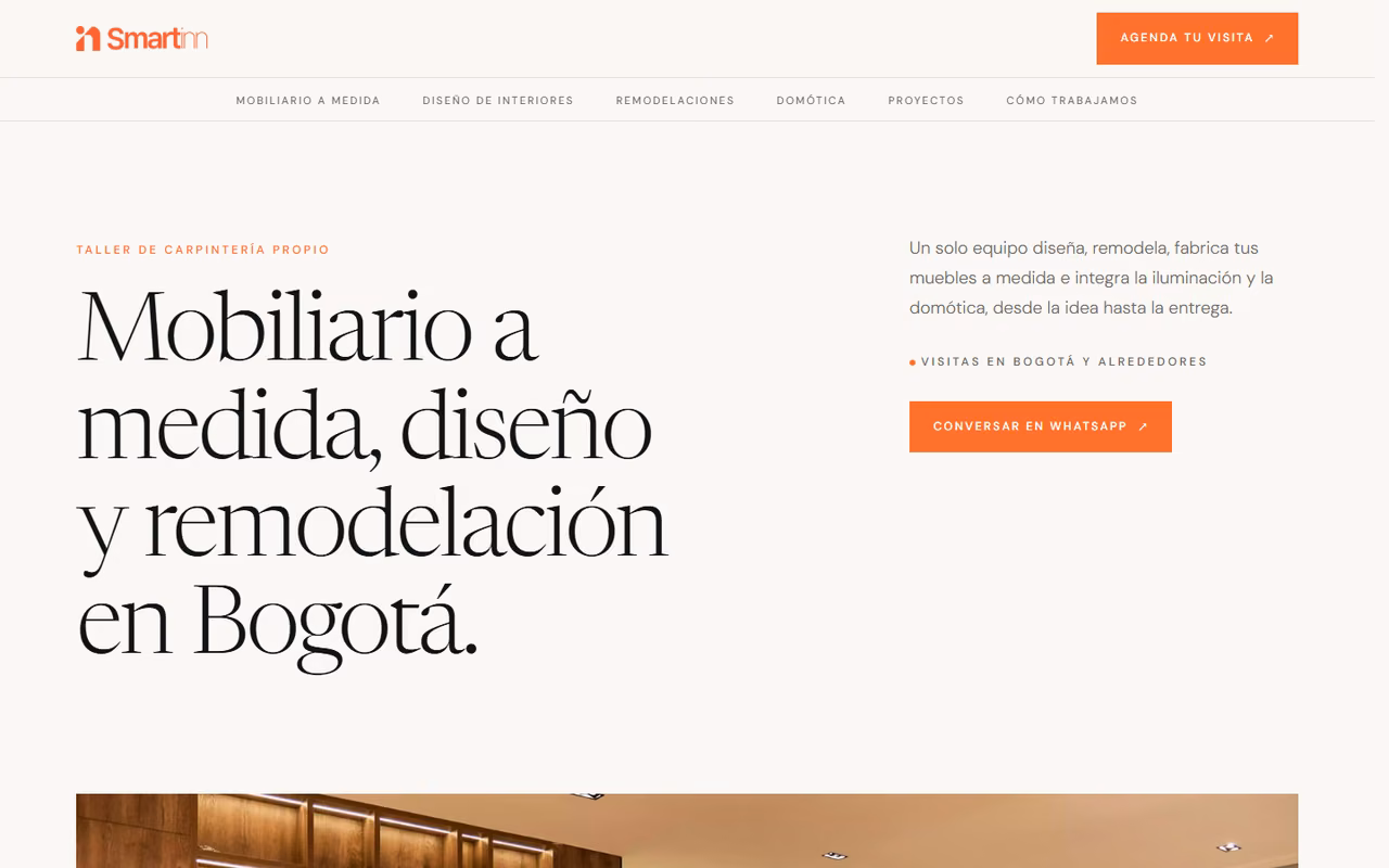 Página de inicio de smartinn.com.co en escritorio con el titular «Mobiliario a medida, diseño y remodelación en Bogotá» y el botón «Agenda tu visita»