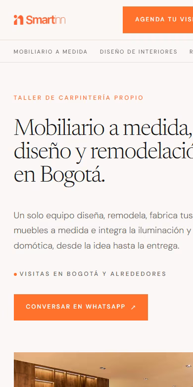 Página de inicio de smartinn.com.co en móvil con el titular y el botón «Conversar en WhatsApp»