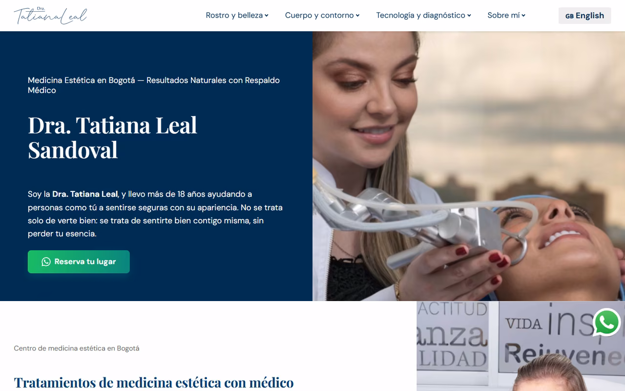 Página de inicio de dratatianaleal.com en escritorio: titular «Dra. Tatiana Leal Sandoval» sobre fondo azul marino, botón verde «Reserva tu lugar» y foto de la doctora con un paciente